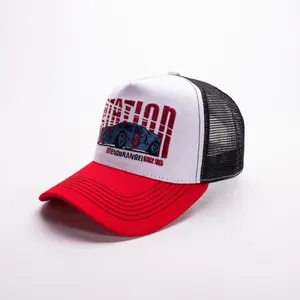 Dettaglio della stampa racing vintage sul cappello trucker con visiera rossa