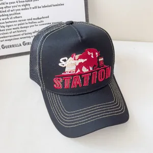 Dettaglio del ricamo toro rosso 3D su cappello trucker nero vintage con scritta 1985