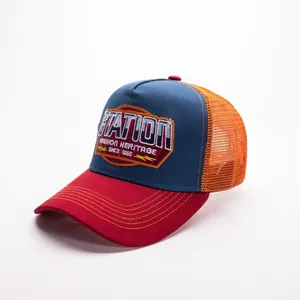 Dettaglio del cappello trucker multicolore con ricamo vintage e pannelli in mesh