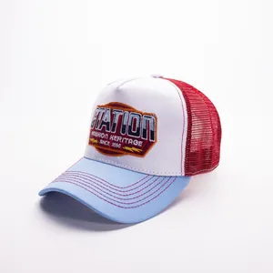 Dettaglio del cappellino trucker tricolore con pannelli in rete e patch ricamata