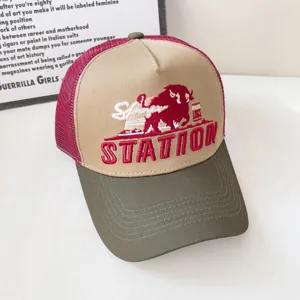 Dettaglio macro del cappellino trucker retrò con ricamo bisonte e rete traspirante