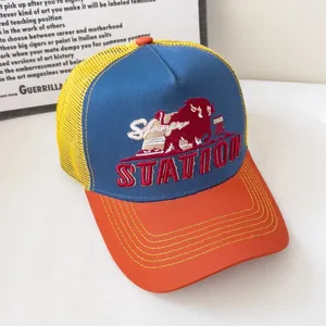 Dettaglio del cappello trucker vintage americano con rete e ricamo di un bufalo