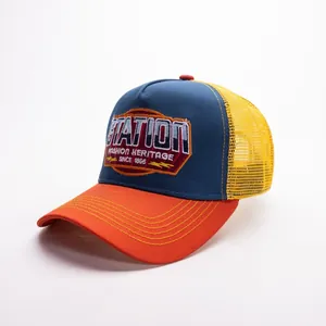 Dettaglio ravvicinato del cappello trucker con ricamo vintage e rete traspirante