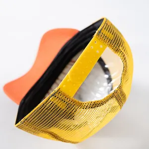 Dettaglio della chiusura snapback gialla regolabile e mesh sul cappello trucker