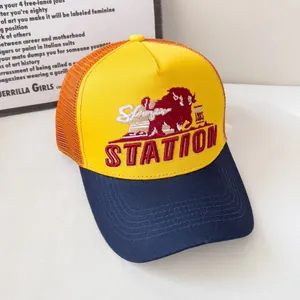 Cappellino trucker retrò con pannello giallo, ricamo bisonte e rete posteriore arancione