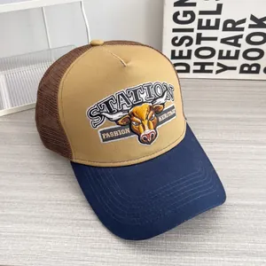 Dettaglio del cappellino vintage con ricamo di toro e rete posteriore traspirante