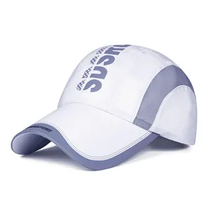 Détail de la casquette de sport à séchage rapide avec mesh respirant et logo SUSU