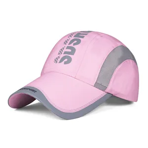 Détail de la casquette de sport rose avec empiècement en mesh et logo UISPORT