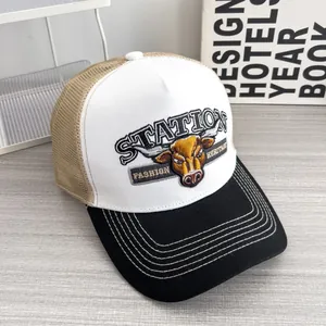 Cappellino trucker vintage con ricamo toro e rete traspirante in nero e bianco