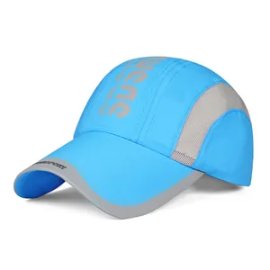 Détail d'une casquette de sport à séchage rapide avec mesh gris et logo UISPORT réfléchissant