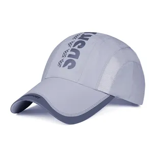 Détail des panneaux en maille respirante et du logo SPORT sur la casquette de sport