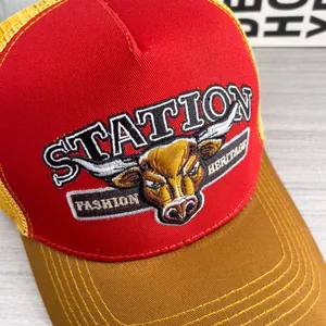 Dettaglio del ricamo a testa di toro e della rete su questo cappellino trucker rétro