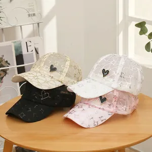 Spitzen-Baseballkappen mit Pailletten und Herz-Patches in Beige, Weiß, Schwarz und Rosa
