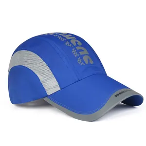 Détail de la casquette sport bleue à séchage rapide avec maille et bandes réfléchissantes