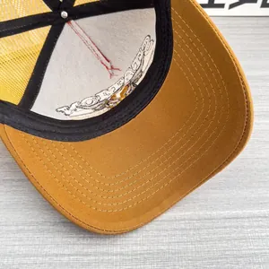 Dettaglio del mesh giallo traspirante e del twill su un cappello baseball vintage