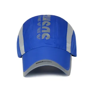 Détail de la casquette de sport bleue à séchage rapide avec maille grise et logo SDSUISPORT
