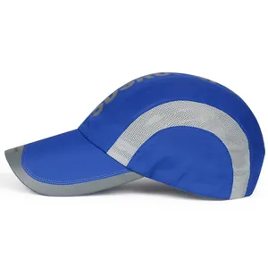 Détail de la casquette de sport à séchage rapide avec maille et bordure réfléchissante