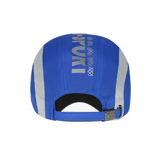 Détail de la sangle réglable et du logo Suzuki sur cette casquette de sport bleue aérée