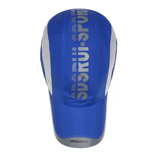 Détail de la casquette de baseball bleue à séchage rapide avec mesh et logo SDSUI-SPORT
