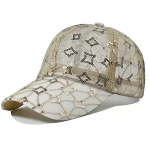 Detailaufnahme der weißen Spitzen-Basecap mit goldenen Pailletten und Rautenstickerei
