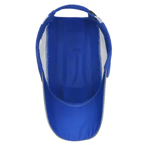 Détail des panneaux en maille respirante et de la sangle réglable de la casquette sport