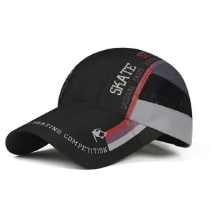 Détail du panneau en maille noire respirante et de la sangle sportive de la casquette