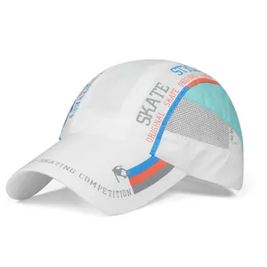 Détails des empiècements en maille grise et des rayures décoratives sur la casquette blanche
