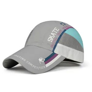Détail de la casquette sport en mesh gris avec rayures bleues et motifs de skate