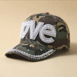 Berretto mimetico con scritta LOVE in perle e strass e tesa con decorazioni