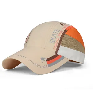 Détail de la casquette de sport beige avec panneaux orange et mesh respirant sur le côté
