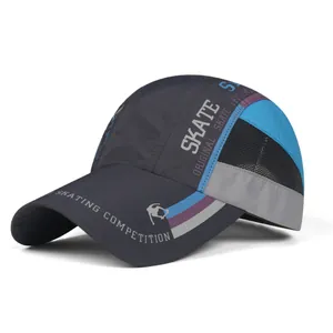 Détail des empiècements en mesh noir respirant sur la casquette de sport de plein air