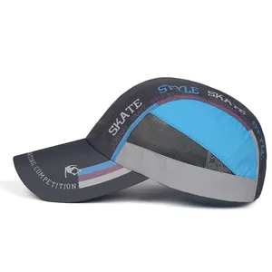 Gros plan sur le tissu en maille et les motifs de skate de la casquette sport