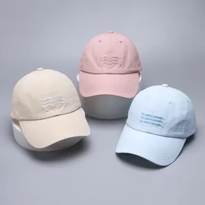 Detaillierte VAVDIA-Stickerei auf schnelltrocknenden Baseballkappen in Beige, Rosa und Blau