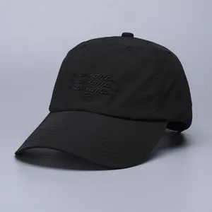 Detailansicht der hochwertigen schwarzen Baseballkappe mit Textur und Stickerei