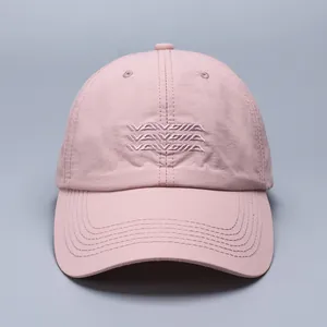 Detailansicht der rosa Schnelltrockner-Basecap mit bestickten Buchstaben und gebogenem Schirm