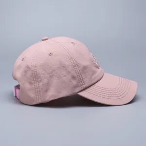 Detail der rosa schnelltrocknenden Baseballkappe mit atmungsaktivem Stoff und Gurt