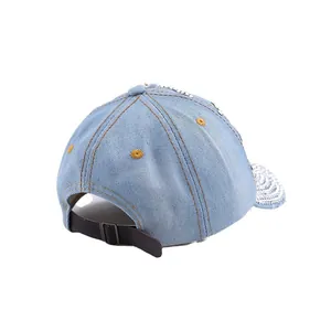 Détail arrière de casquette en jean avec strass et sangle réglable en cuir marron