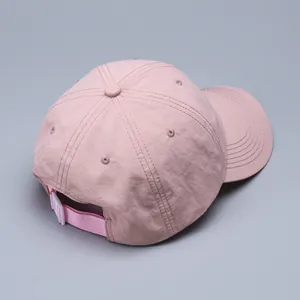 Detailansicht der Textur der rosa schnelltrocknenden Baseballkappe mit Verstellriemen