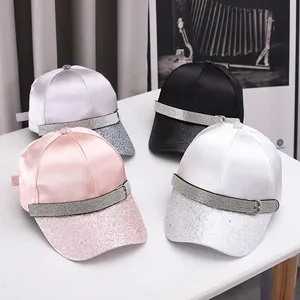 Détails de casquettes de baseball en satin en quatre couleurs avec visières à paillettes