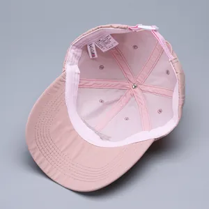 Detailansicht der Innenseite der rosa Schnelltrocknungs-Kappe mit Nähten und Etikett