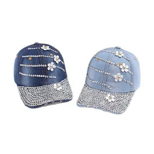 Casquettes en jean avec fleurs blanches et strass en bleu foncé et bleu clair