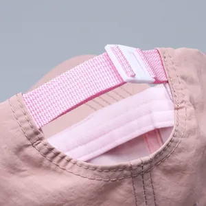 Detailansicht der rosa Baseballkappe mit verstellbarem weißem Kunststoffverschluss