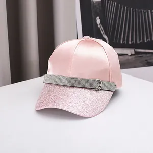 Casquette de Baseball en Satin Mode Femme Bord en Paillettes et Strass Bord Incurvé Ajustable Chapeau de Soleil Avec Boucle de Ceinture en Strass