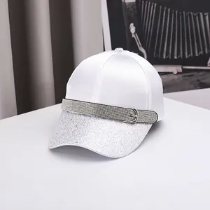Casquette de baseball en satin blanc avec visière pailletée et boucle en strass