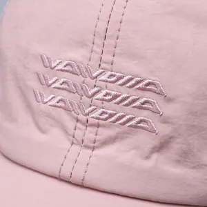Nahaufnahme von rosa schnelltrocknendem Stoff mit hochwertiger WAVDIA-Stickerei