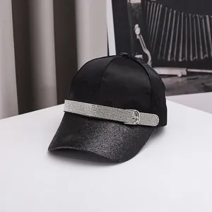 Casquette de baseball noire chic avec visière pailletée et boucle ornée de strass