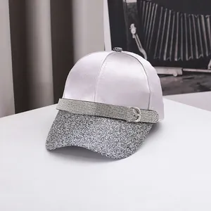 Casquette de baseball satinée pour femme avec paillettes et ceinture en strass