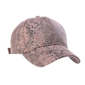 Roze imitatieleer honkbalpet met zwarte slangenprint textuur en gebogen klep