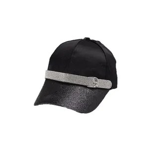 Casquette de baseball en satin noir pour femme avec visière pailletée et boucle strass