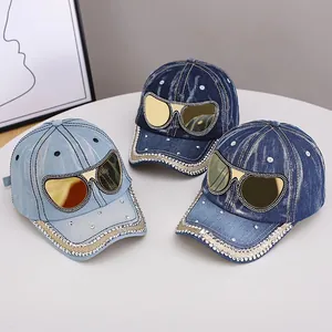 Casquettes en jean avec lunettes d'aviateur et strass déclinées en trois couleurs